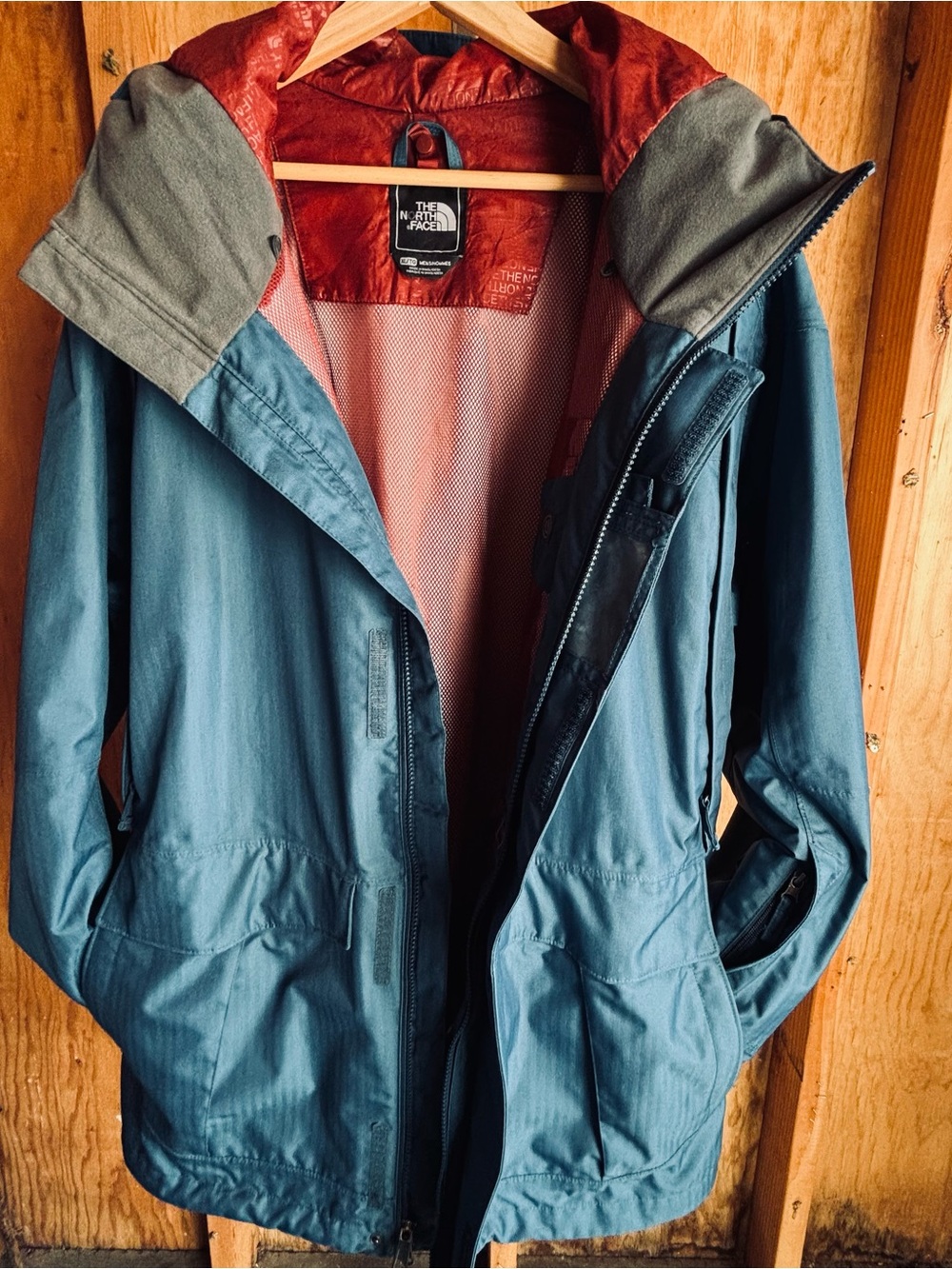 The North Face Men’s Blue HYVENT Hooded Raincoat & Red Zipper Accent Size XL - Picture 8 of 13
